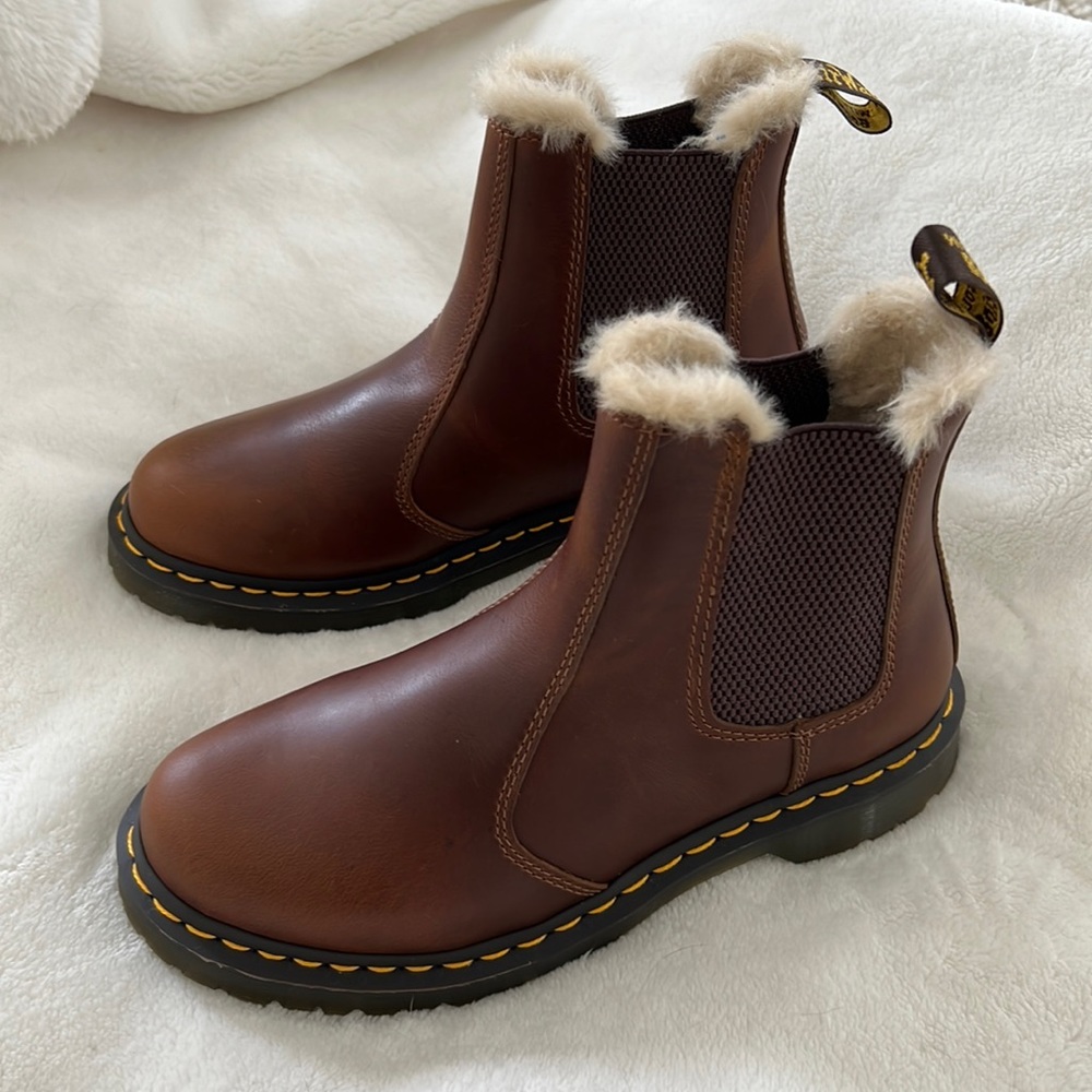 Dr Martens 2976 Leonore Faux Fur Lined Woman’s Chelsea Boot size 8 New.